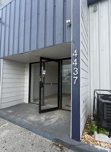 More Photos Of 4437-4451 Old Winter Garden Rd, Orlando Flex For Lease