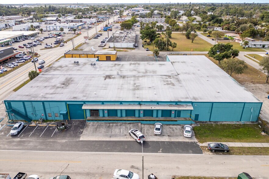 More Photos Of 2546-2578 Fowler St, Fort Myers Warehouse For Lease