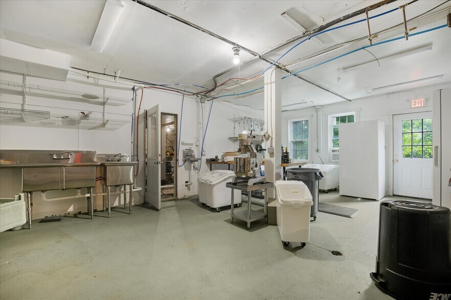 More Photos Of 70 Main St, Wellfleet Hotel For Sale