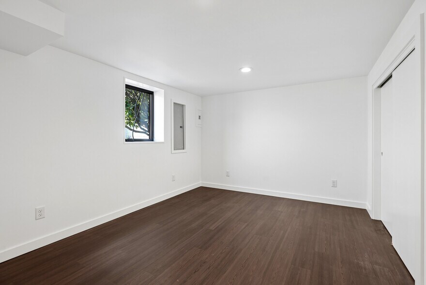 More Photos Of 2105 SE Ochoco St, Portland Office For Sale