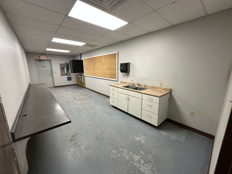 More Photos Of 2708 S County Road 1242, Midland Warehouse For Lease