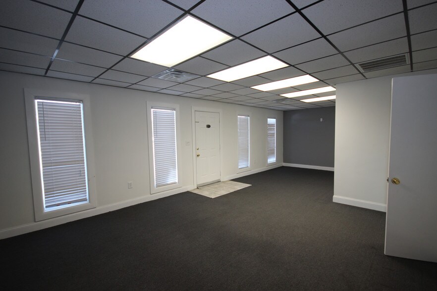 More Photos Of 2401-2411 S Charles Blvd, Greenville Office For Lease