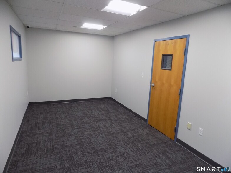 More Photos Of 151 East St, Plainville Auto Dealership For Lease