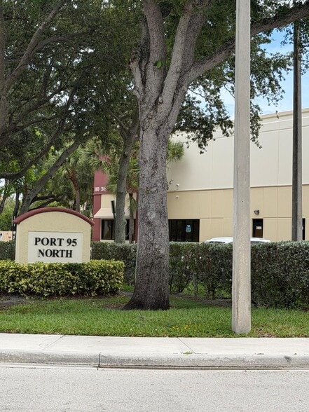 More Photos Of 3801-3899 SW 30th Ave, Fort Lauderdale Warehouse For Lease