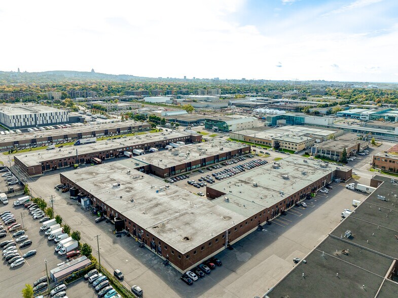 More Photos Of 295-371 Rue Deslauriers, Montréal Distribution For Lease