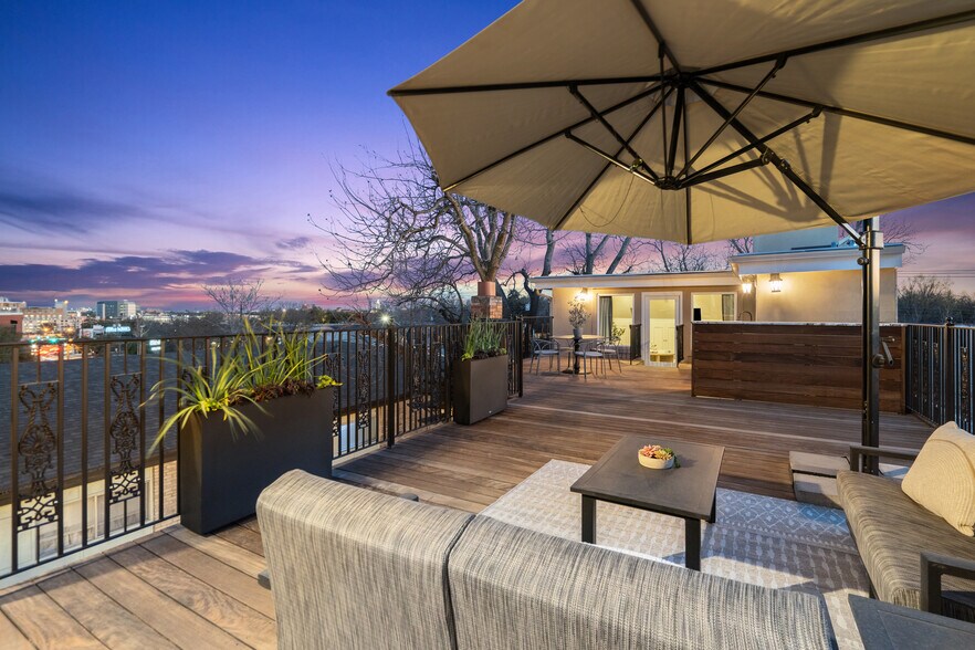 More Photos Of 1810 W 35th St, Austin Specialty For Sale