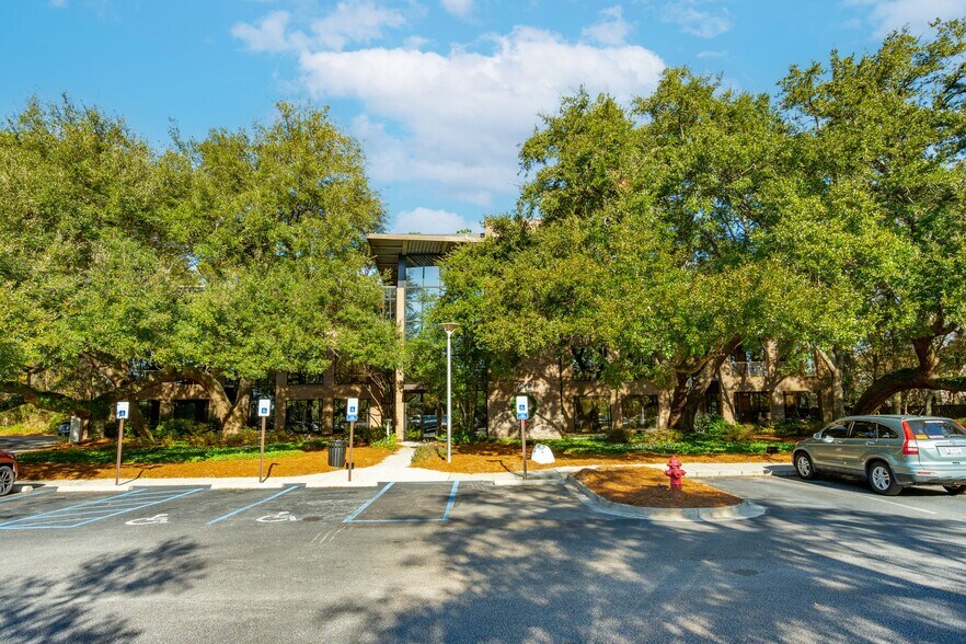 More Photos Of 710 Johnnie Dodds Blvd, Mount Pleasant Medical For Lease