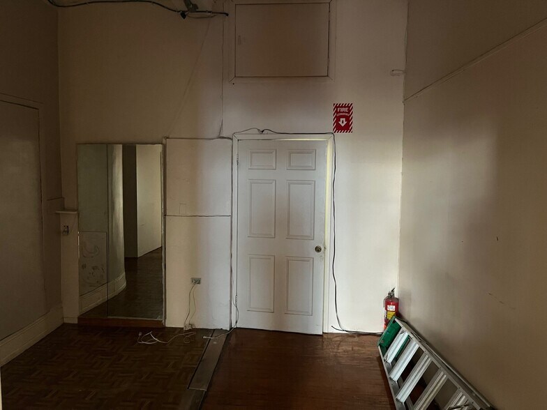 More Photos Of 201 E 16th St, New York Office For Lease
