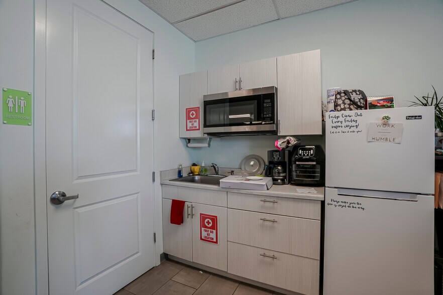 More Photos Of 3207 Lakeside Vlg, Prescott Office For Sale