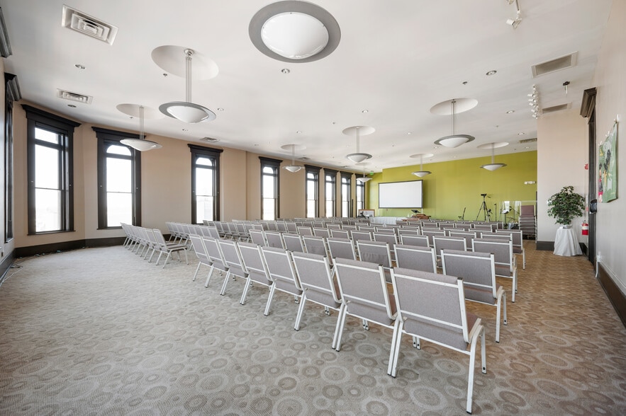 More Photos Of 108 S Walnut St, Muncie Office For Sale