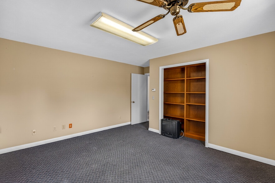 More Photos Of 62 Hyde Ave, Vernon Storefront Retail Office For Lease