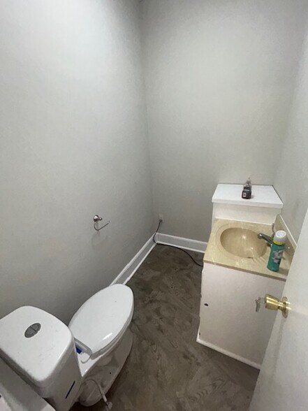More Photos Of 424 N Chestnut St, Lumberton Office For Lease
