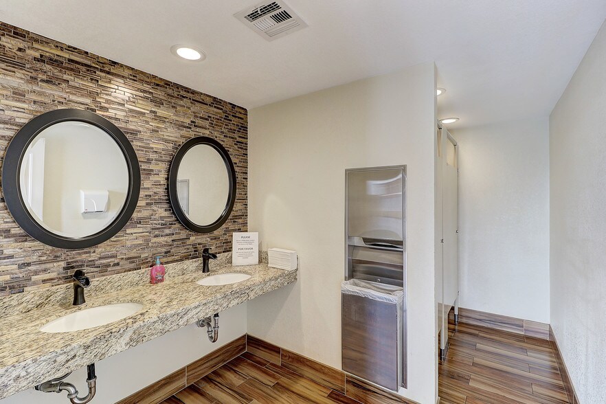 More Photos Of 5901 W Indian School Rd, Phoenix Medical For Sale