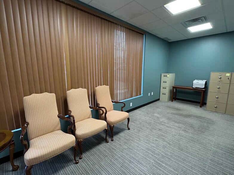 More Photos Of 1-7 S Mount Vernon Ave, Uniontown Office For Lease