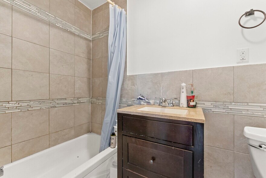 More Photos Of 204 Parkhurst St, Newark Apartments For Sale