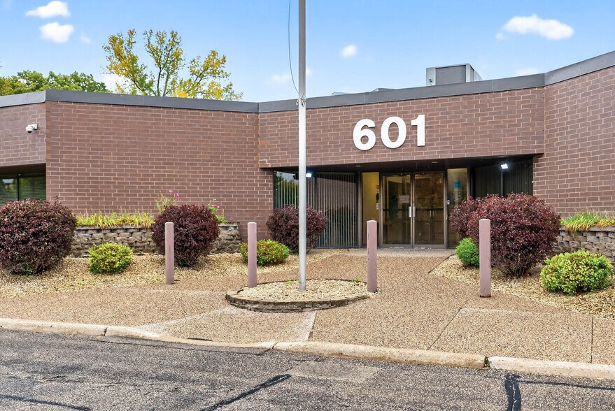 More Photos Of 601 2nd Ave S, Hopkins Office For Lease