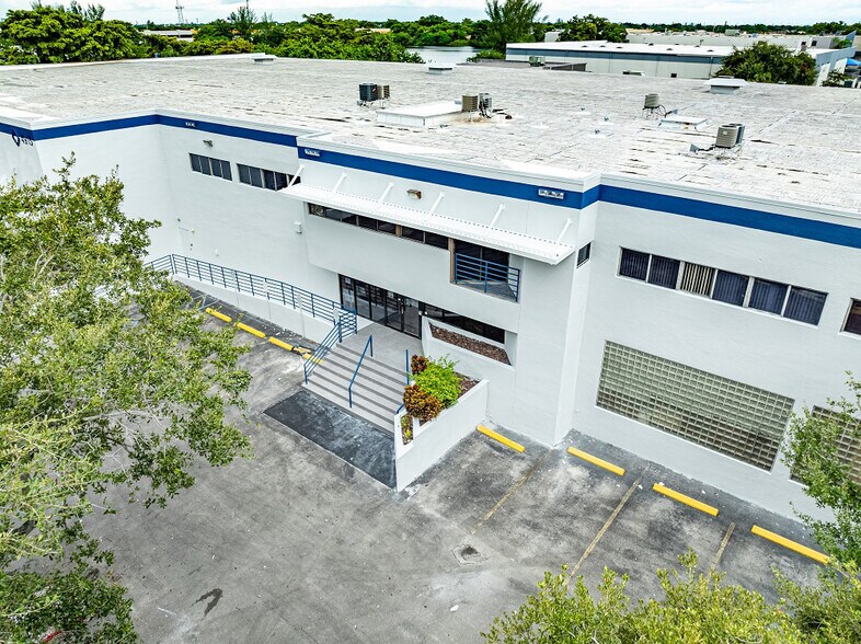 More Photos Of 4915 NW 159th St, Miami Lakes Warehouse For Lease