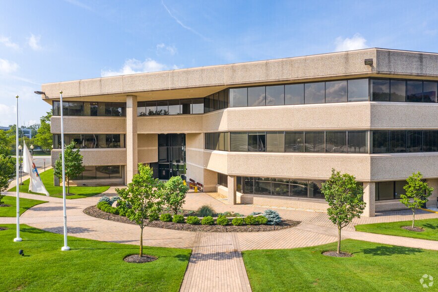 More Photos Of 123 Tice Blvd, Woodcliff Lake Office For Lease