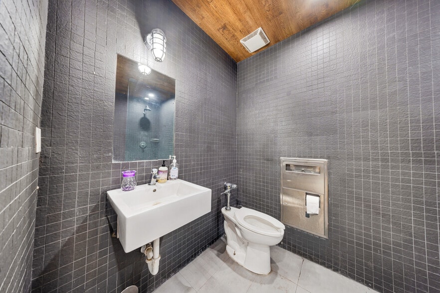 More Photos Of 2081 NW 7th Ave, Miami Warehouse For Sale