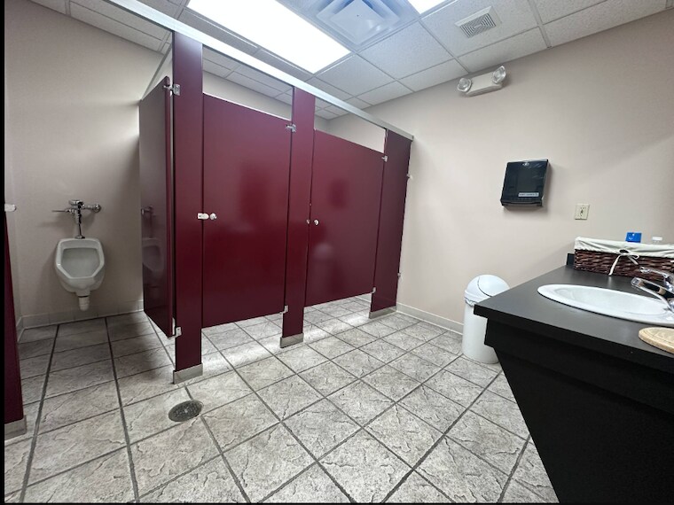 More Photos Of 2400 S Main St, Corbin Flex For Sale