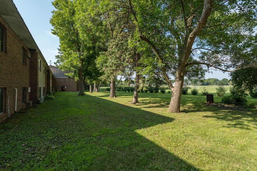 More Photos Of 3200 S Maple Ave, Slayton Apartments For Sale