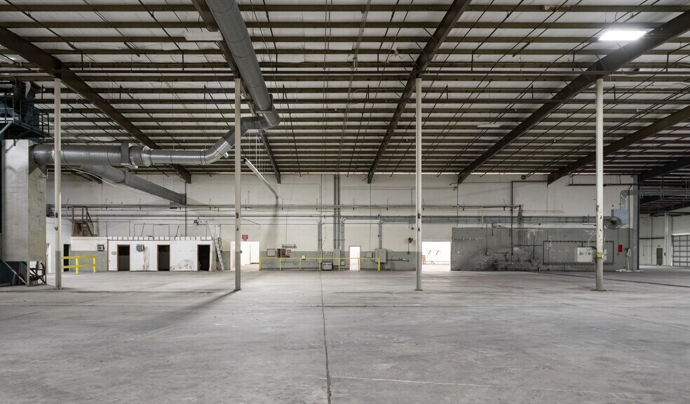 More Photos Of 909 W 39th St, Panama City Manufacturing For Lease