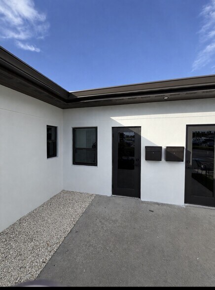 More Photos Of 6200 S Tamiami Trl, Sarasota Office For Lease
