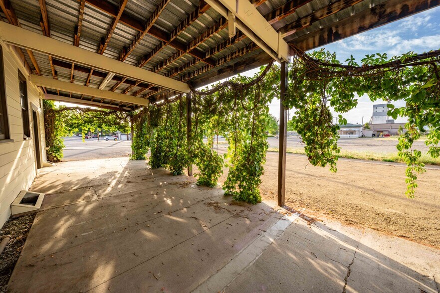 More Photos Of 211 Front St, Central Point General Retail For Sale