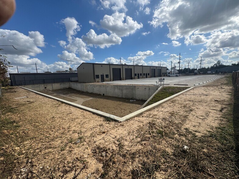 More Photos Of 121 Goedecke Rd, Spring Office For Lease