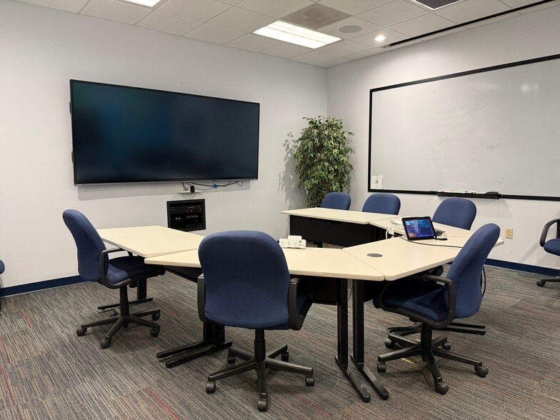 More Photos Of 5100 Old Pineville Rd, Charlotte Office For Lease