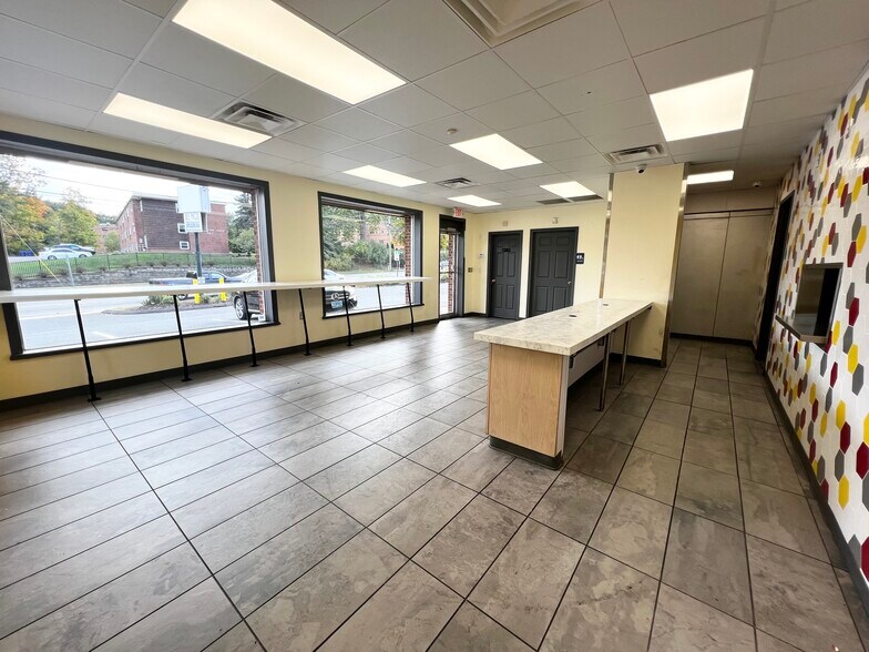 More Photos Of 688 Washington St, Middletown Freestanding For Lease