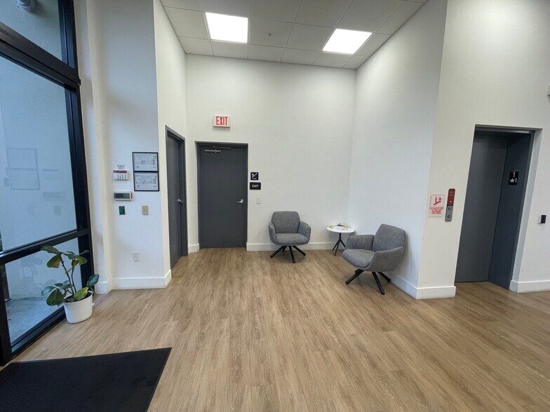 More Photos Of 10455 Riverside Dr, Palm Beach Gardens Flex For Lease