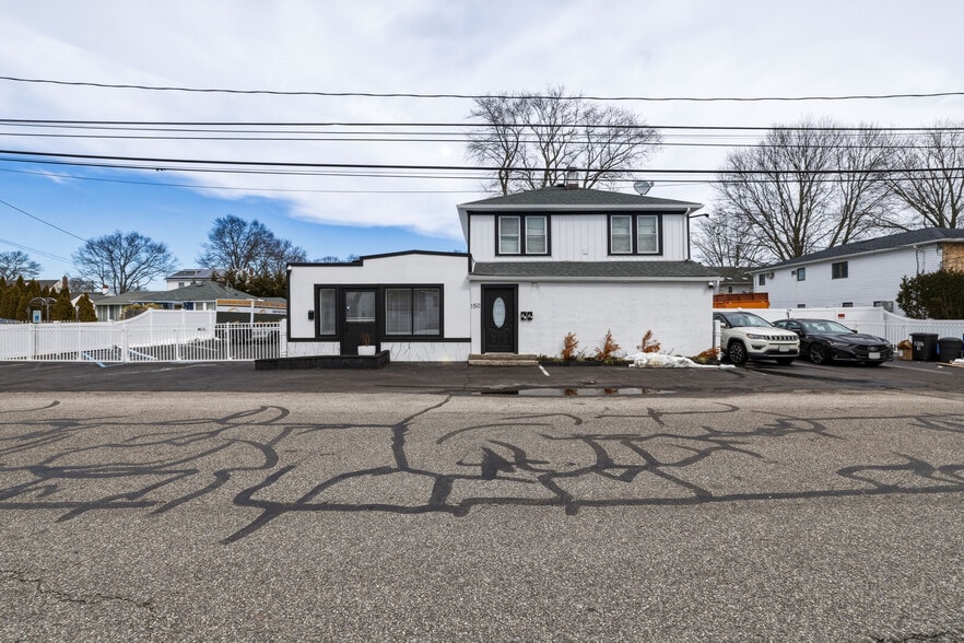 More Photos Of 150 N Delaware Ave, Lindenhurst Storefront Retail Residential For Sale