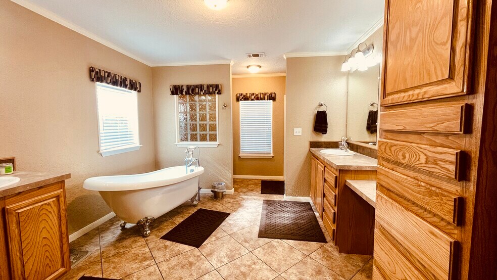 More Photos Of 1613 W San Antonio St, Marfa Specialty For Sale