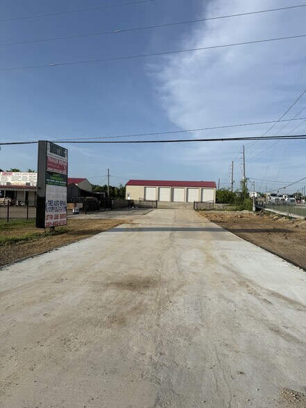 More Photos Of 19181 Highway 105 W, Montgomery Warehouse For Lease