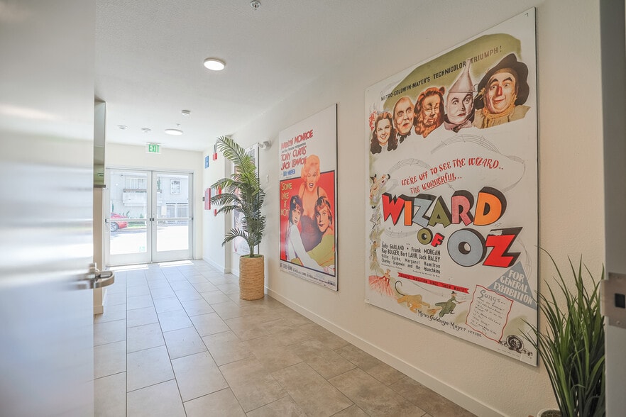 More Photos Of 10555 Bloomfield St, Toluca Lake Apartments For Sale