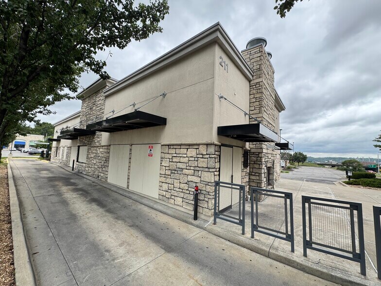 More Photos Of 211 S 18th St Expy, Kansas City Fast Food For Sale
