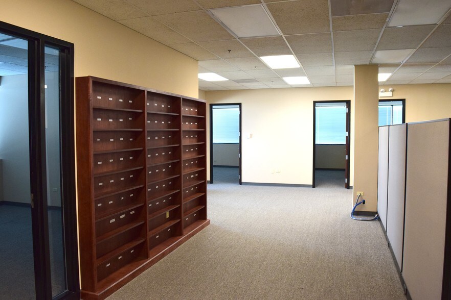 More Photos Of 1952 Mcdowell Rd, Naperville Business Park For Lease