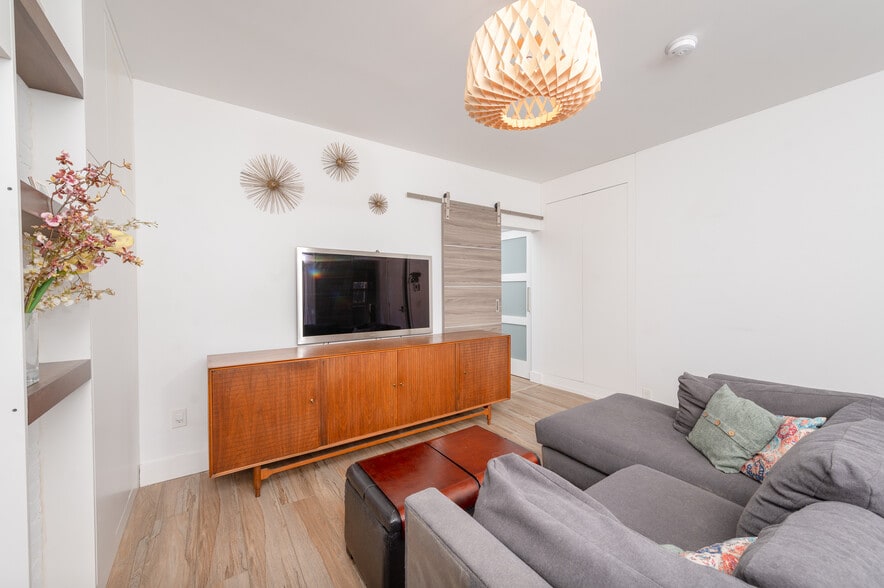 More Photos Of 110 W Orange St, Lancaster Storefront Retail Residential For Sale