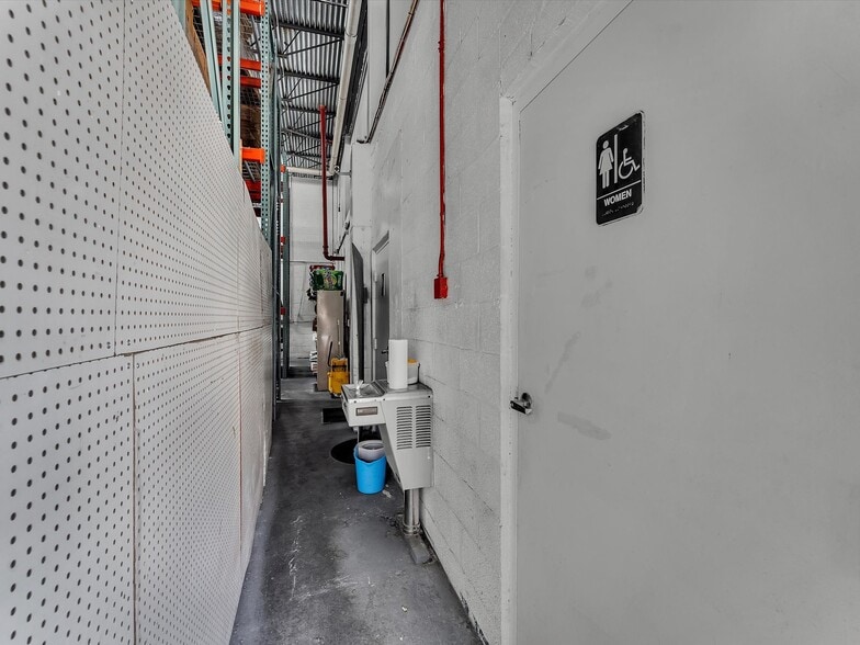More Photos Of 8299 NW 30th Ter, Doral Warehouse For Lease