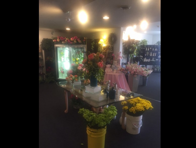 More Photos Of 8277 Market St, Youngstown Freestanding For Sale