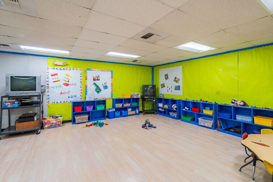 More Photos Of 2911 N San Fernando Rd, Los Angeles Schools For Lease