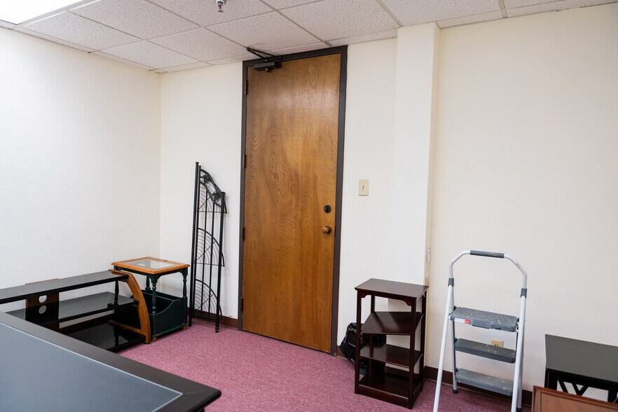 More Photos Of 407 N Cedar Ridge Dr, Duncanville Office Residential For Lease