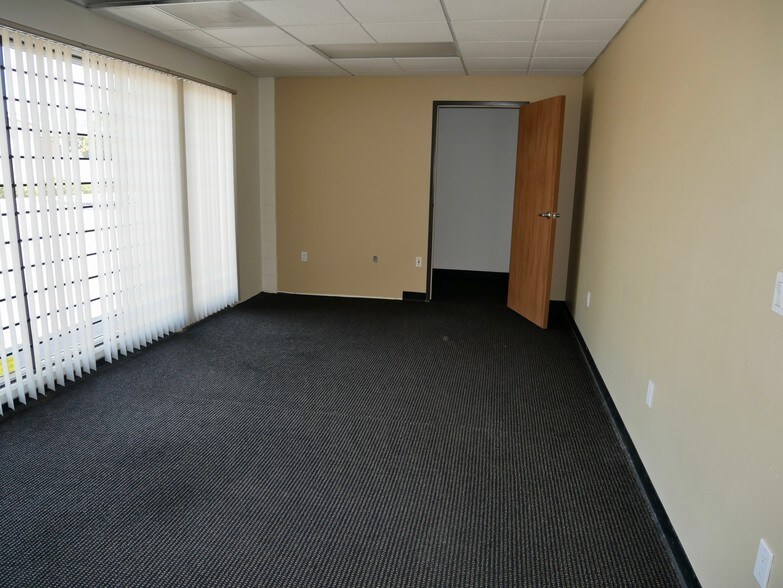 More Photos Of 1365-1371 Del Norte Rd, Camarillo Showroom For Sale