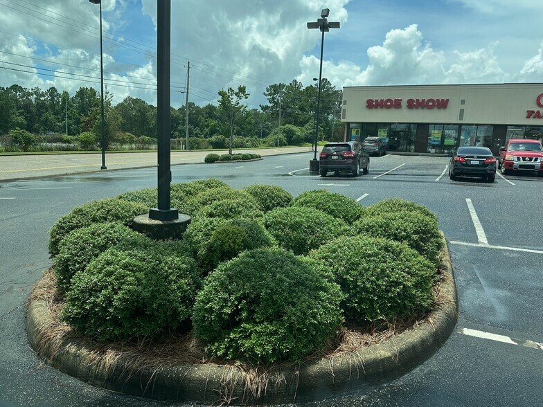 More Photos Of 631 Willow Ln, Greenville Storefront Retail Office For Lease