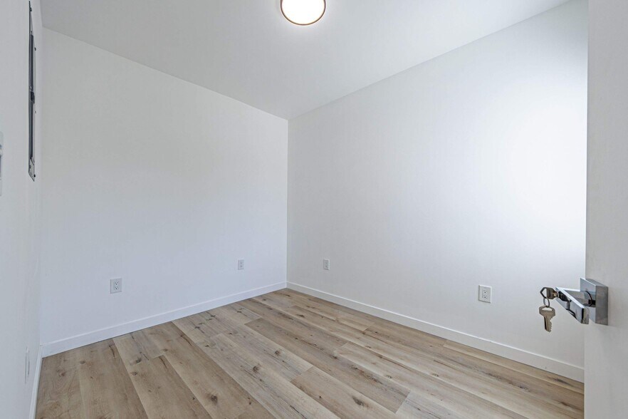 More Photos Of 4626 Wall St, Los Angeles Apartments For Sale