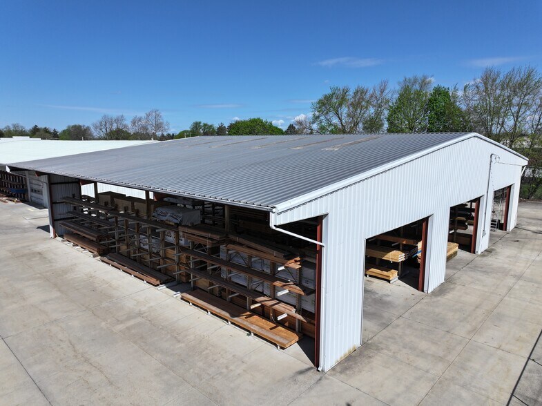 More Photos Of 418 N Michigan Ave, Edgerton Freestanding For Sale