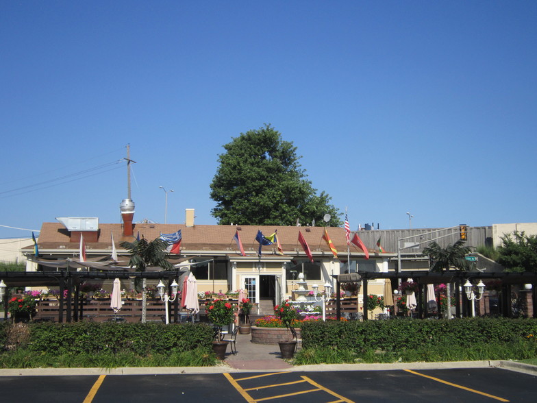 Primary Photo Of 9845 Lawrence Ave, Schiller Park Restaurant For Sale