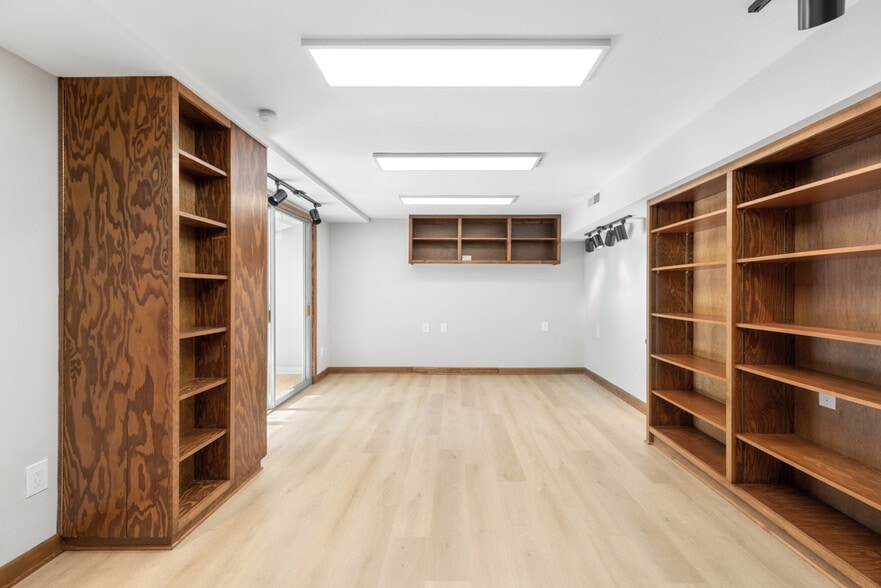 More Photos Of 130 Emmitt Ave, Madison Office For Sale