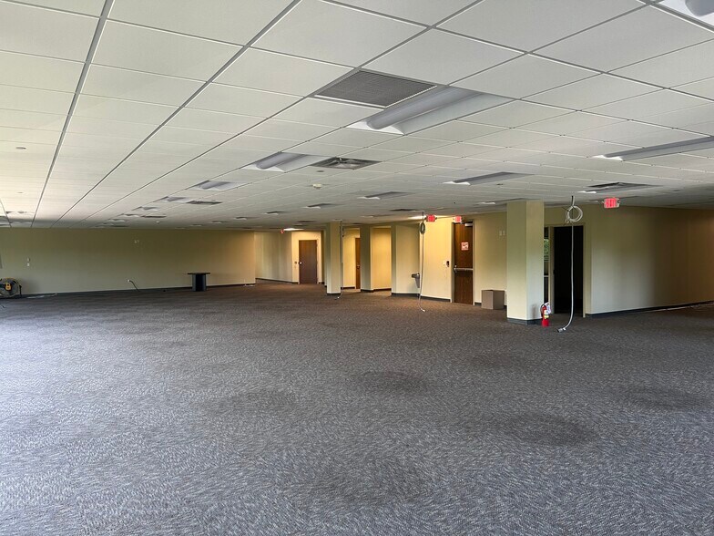 More Photos Of 2670 Chancellor Dr, Crestview Hills Office For Lease